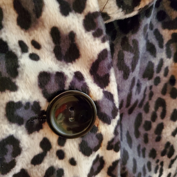 Appraisal grey cheetah/ leopard jacket size large. - Picture 4 of 8